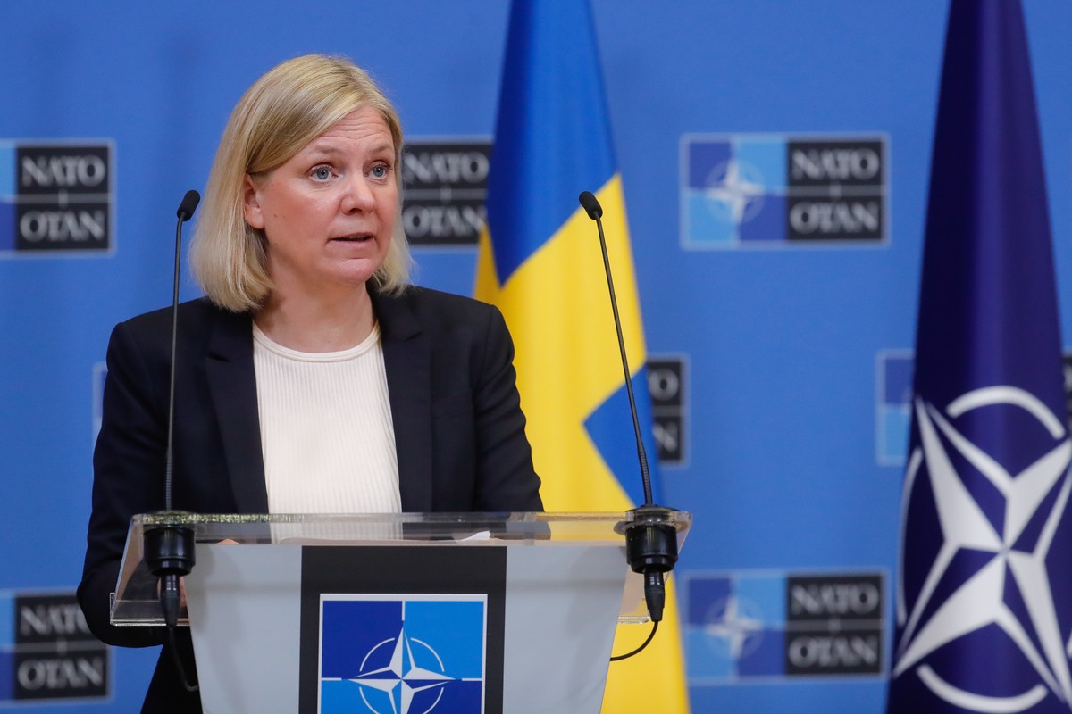 epa10037026 Sweden's Prime Minister Magdalena Andersson (L) and Secretary General of North Atlantic Treaty Organization (NATO) Jens Stoltenberg gives a joint press conference at the end of a meet ...