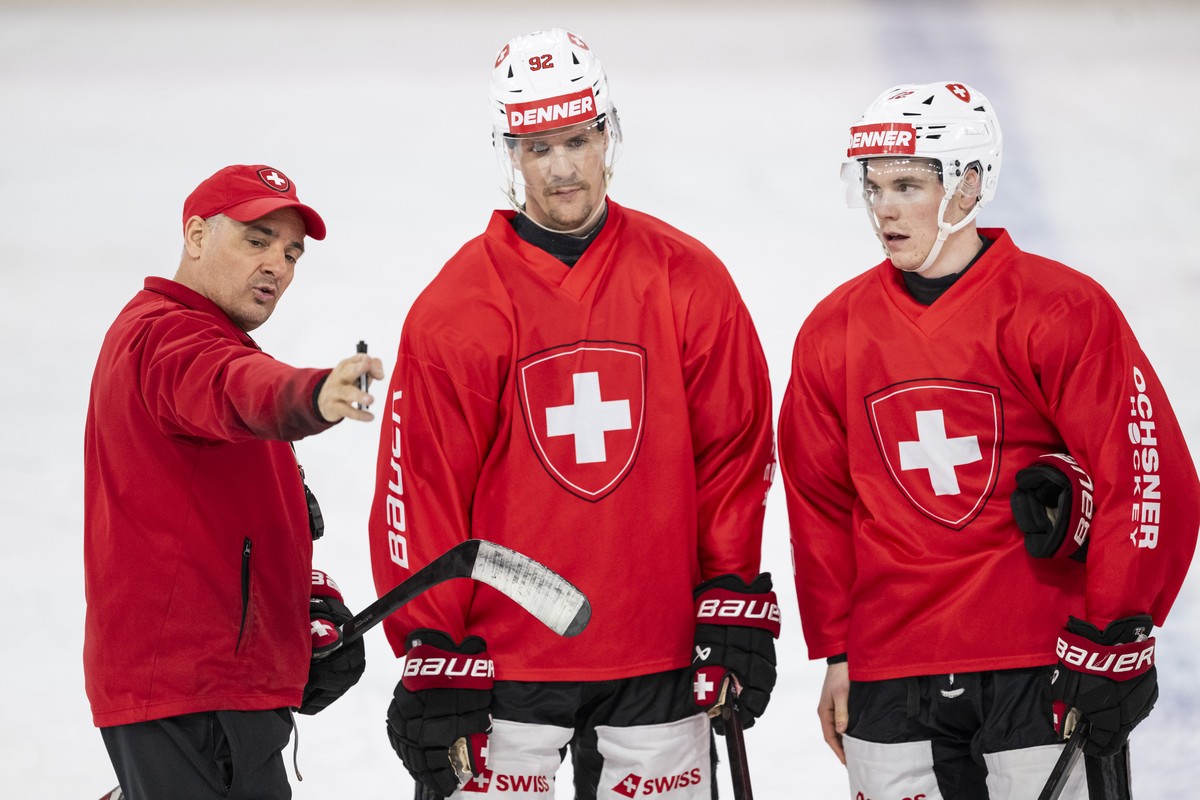 Der neue Head Coach der Schweizer Eishockey Nationalmannschaft, Jan Cadieux, links, diskutiert mit seinen Spieler Gaetan Haas, links, und Dominik Egli, waehrend einem Training des Nationalteams, am Mi ...