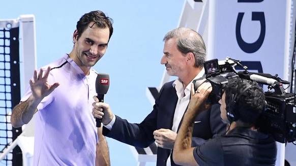 Der Schweizer Roger Federer und SRF- Tennisexperte Heinz Guenthardt beim Swiss Indoors Tennisturnier in der St. Jakobshalle in Basel, am Freitag, 27. Oktober 2017. (KEYSTONE/Kurt Schorrer) *** Local C ...