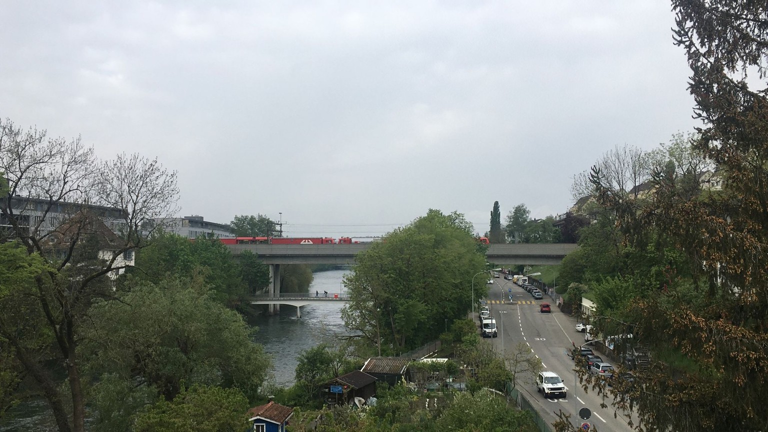 SBB Zug zwischen Hardbrücke Oerlikon steckt fest