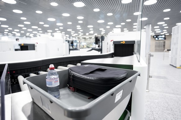 Ein Handegepaek mit einer Wasserflasche liegt in einem Tray vor dem neu eingerichteten CT-Scanner im Sicherheitskontrollgebaeude (SKG) des Flughafen Zuerich. Nach der kompletten Umruestung koennen Pas ...