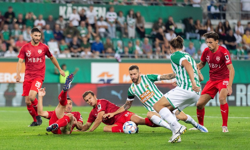 ABD0112_20220825 - WIEN - �STERREICH: vlnr.: Lars Traber (FC Vaduz), Milan Gajic (FC Vaduz), Cedric Gasser (FC Vaduz), Guido Burgstaller (SK Rapid Wien), Patrick Greil (SK Rapid Wien) und Gabriel Isik ...