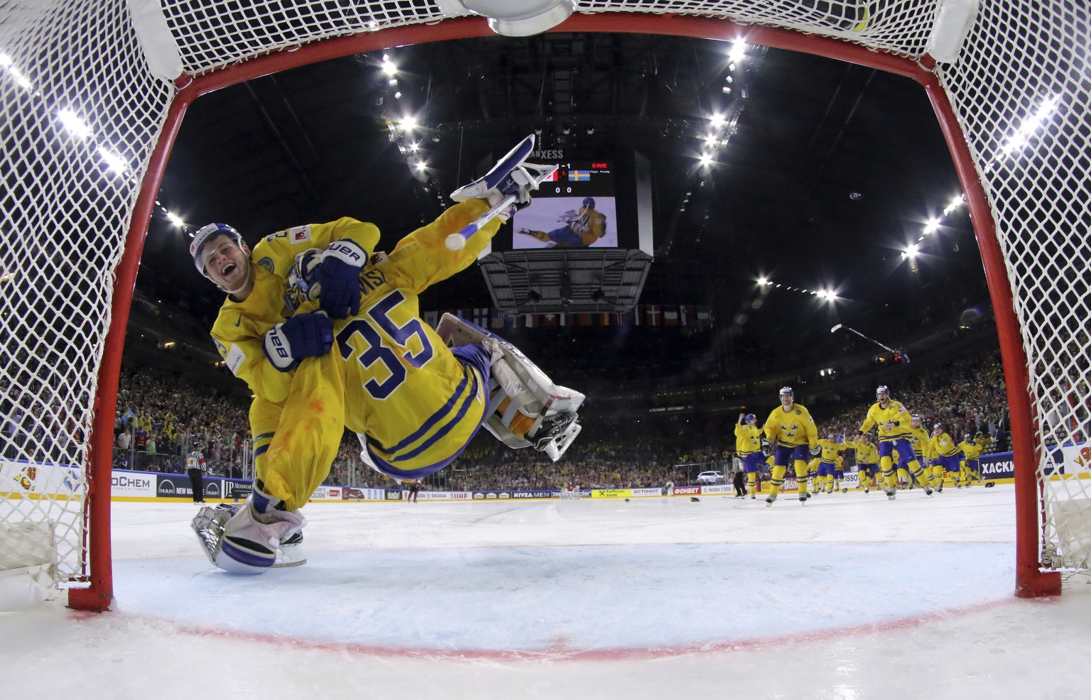 JAHRESRUECKBLICK 2017 - SPORT - Sweden&#039;s Henrik Lundqvist is hugged by his teammate William Nylander after winning the Ice Hockey World Championships gold medal match between Canada and Sweden in ...