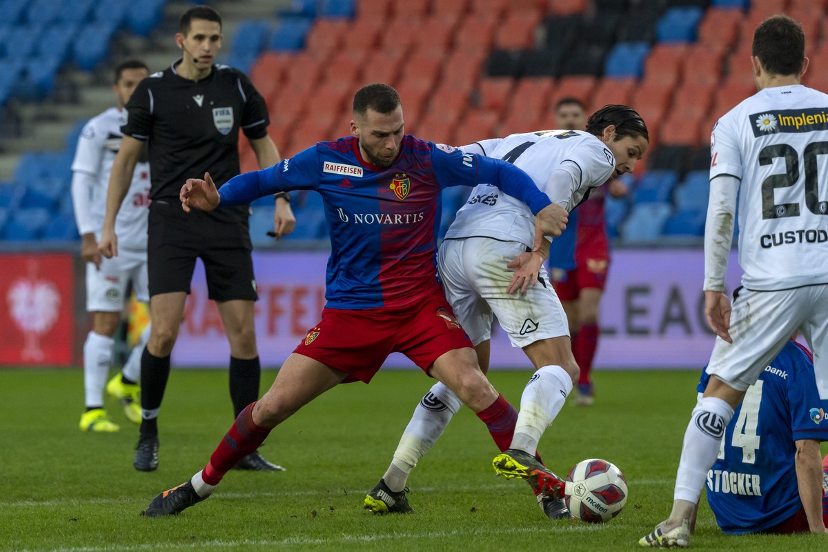Basels Pajtim Kasami, links, im Kampf um den Ball gegen Luganos Akos Kecskes, rechts, im Fussball Meisterschaftsspiel der Super League zwischen dem FC Basel 1893 und dem FC Lugano im Stadion St. Jakob ...