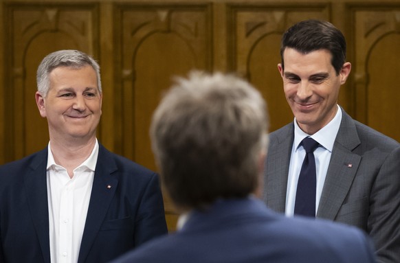 Marco Chiesa, Parteipraesident SVP, links, Thierry Burkart, Parteipraesident FDP, rechts, und Juerg Grossen, Parteipraesident GLP, vorne, kurz vor Beginn der Elefantenrunde der Parteipraesidenten am W ...