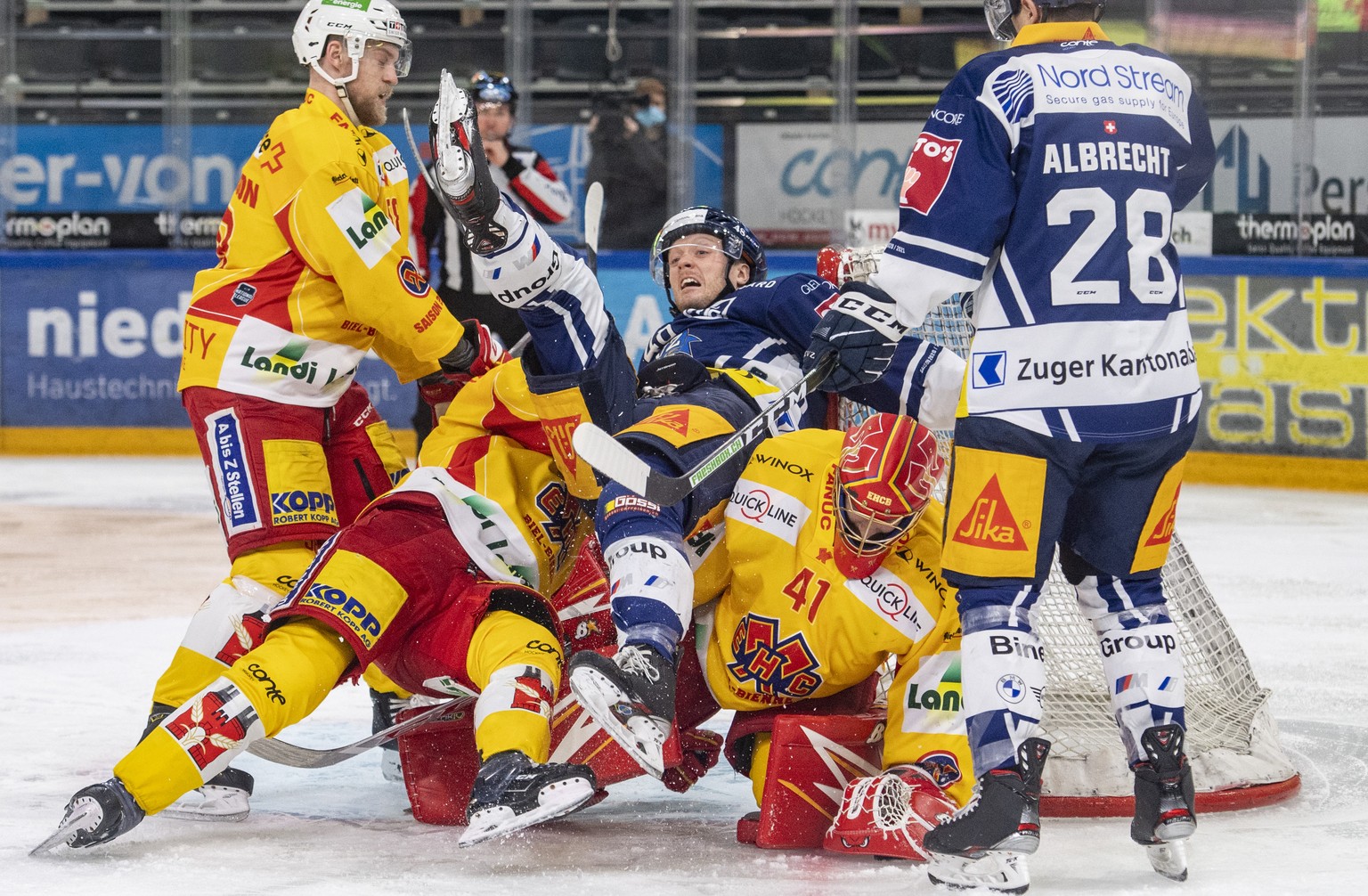 Carl Klingberg, mitte, von Zug im Spiel gegen Torhueter Joren van Pottelberghe, mitte rechts, von Biel beim Eishockey Meisterschaftsspiel in der Qualifikation der National League zwischen dem EV Zug u ...