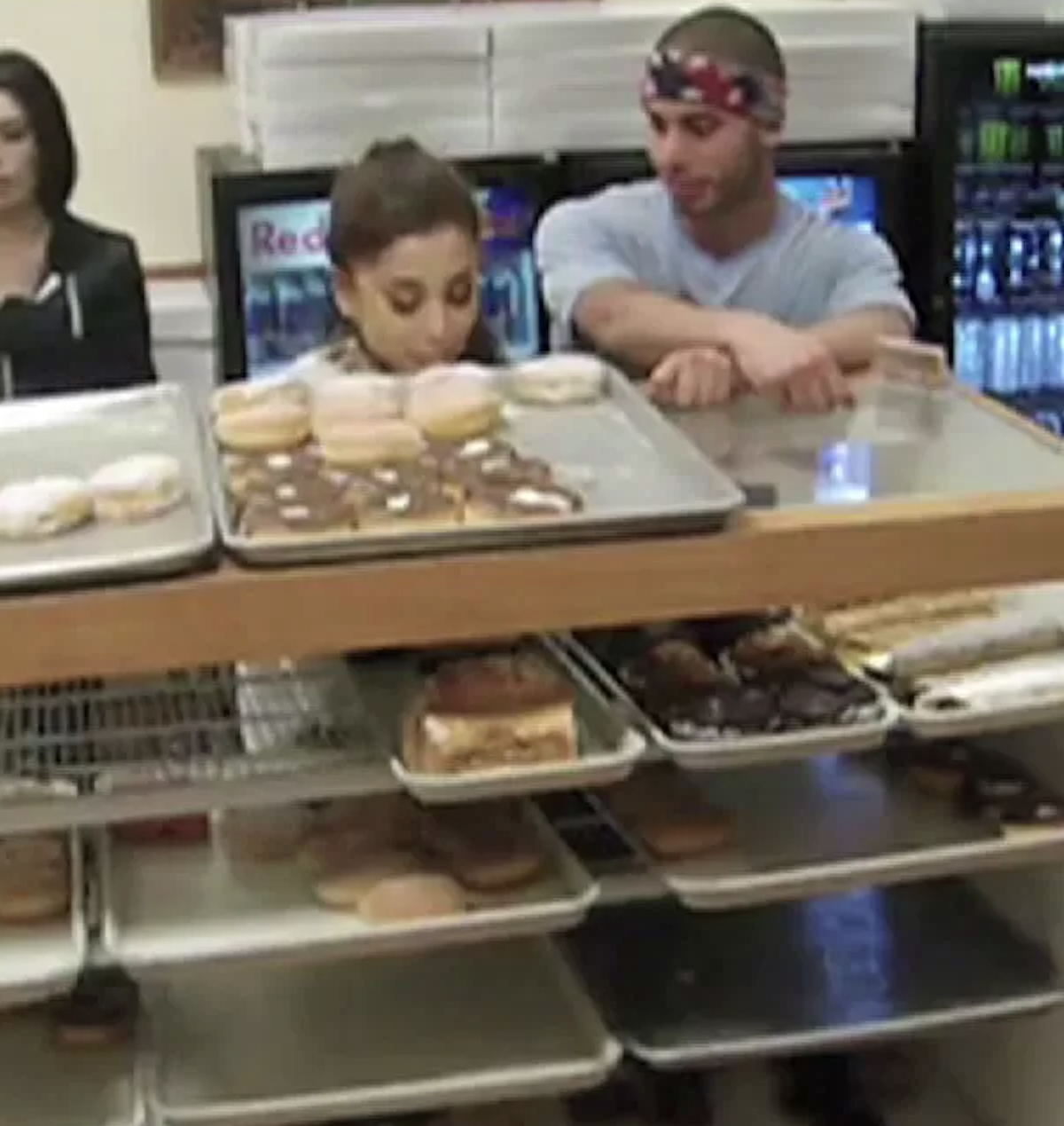 En 2015, Ariana Grande, alors âgée de 22 ans, a été filmée en train de lécher un donut qu'elle n'achètera jamais. Scooter Braun, son manager depuis à peine deux ans, a dû gérer le bad buzz.
