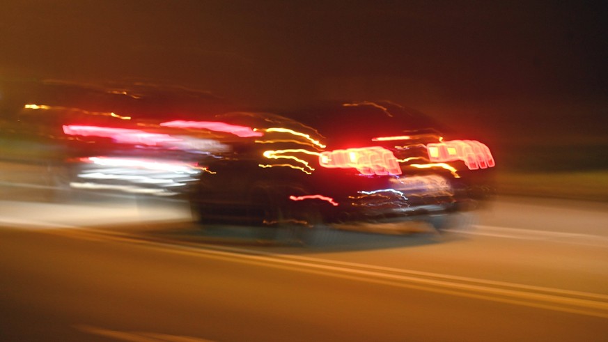 Raser im Strassenverkehr bei Nacht und Nebel mit ueberhoehter Geschwindigkeit. Autofahrer,Strassenverkehr,Auto, *** Speeding in traffic at night and in fog at excessive speed Driver,traffic,car,