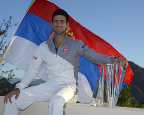 Novak Djokovic mit serbischer Flagge und Indian-Wells-Pokal in der Sonne Kaliforniens.&nbsp;