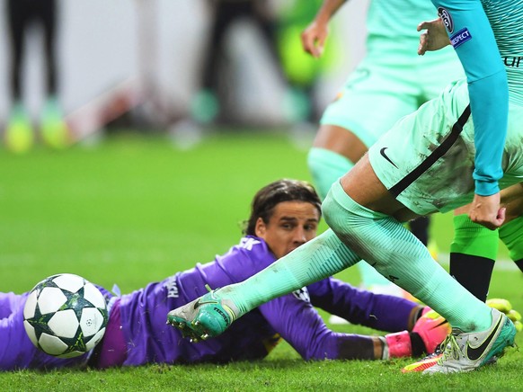 epa05560960 Barcelona's Gerard Pique (R) scores the winning goal against Moenchengladbach's goalkeeper Yann Sommer (L) during the UEFA Champions League group C soccer match between Borussia  ...