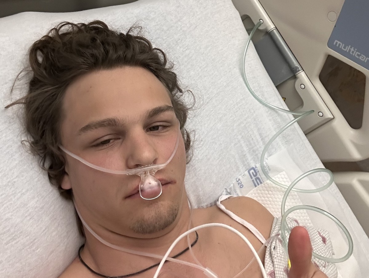 Marc im Spitalbett auf Hawaii.