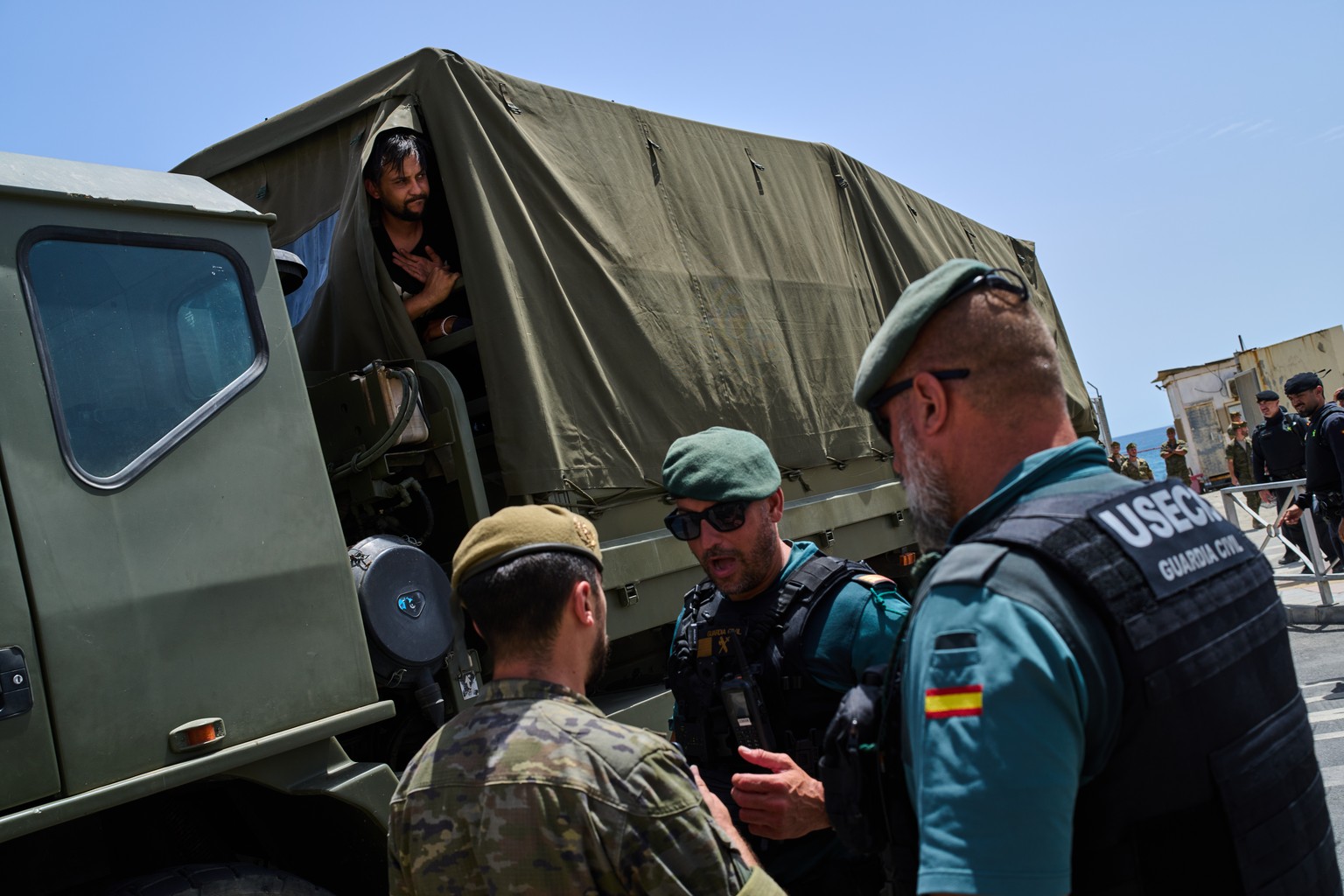 A Moroccan migrant who crossed into Spain is sent back to Morocco by the Spanish army with other migrants from the Spanish enclave of Ceuta, Monday, Aug. 3, 2026. (AP Photo/Bernat Armangue)
Spain Ceut ...