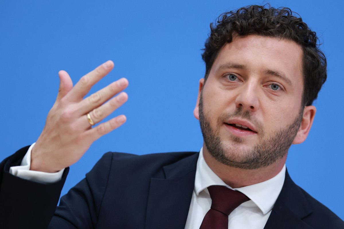 epa13288795 Green Party's co-leader Felix Banaszak speaks during a press conference to present the party's new executive motion titled 'Our Plan for Germany' at the Bundespressekon ...
