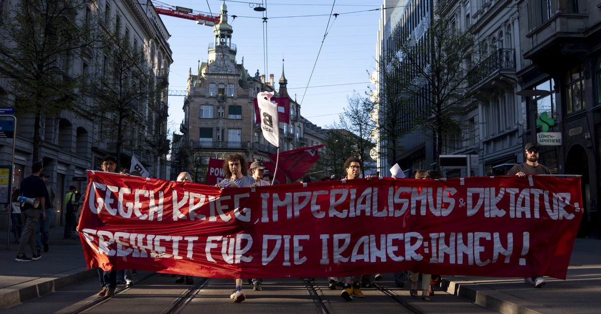 Hunderte demonstrieren in Zürich gegen Iran-Krieg