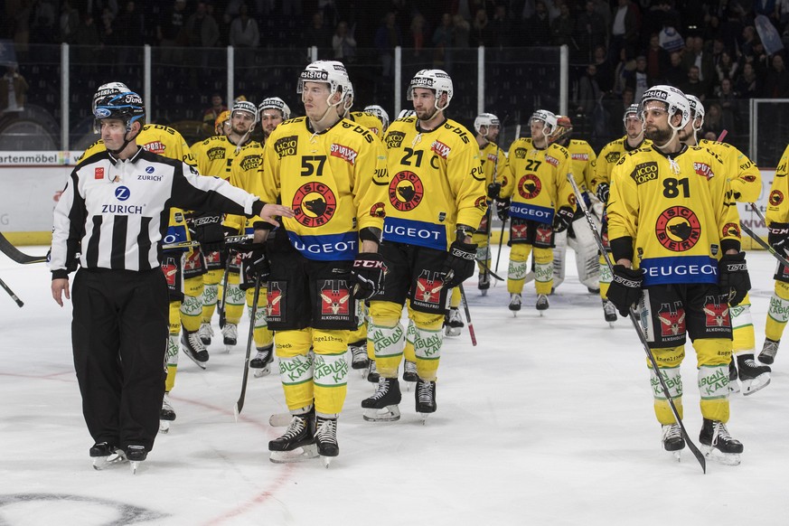 Enttaeuscht verlassen die Berner das Eis im vierte Eishockey Playoff-Halbfinalspiel der National League zwischen den ZSC Lions und dem SC Bern am Montag, 2. April 2018, im Zuercher Hallenstadion. (KEY ...