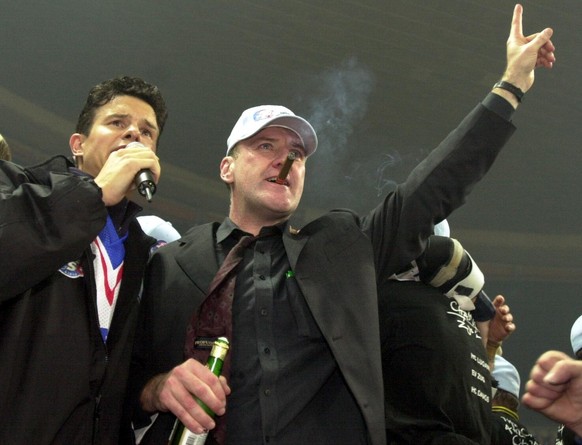 Meistertrainer Kent Ruhnke,rechts, mit Zigarre nach dem Finalsieg beim Eishockey Playoff - Final ZSC Lions - Lugano in Zuerich am Samstag 1. April 2000. (KEYSTONE/Walter Bieri) ===ELECTRONIC IMAGE ===