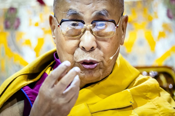 epaselect epa11563858 Tibetan Buddhism spiritual leader, the Dalai Lama, Tenzin Gyatso, attends a public talk at the Hallenstadion in Zurich, Switzerland, 25 August 2024. EPA/MICHAEL BUHOLZER