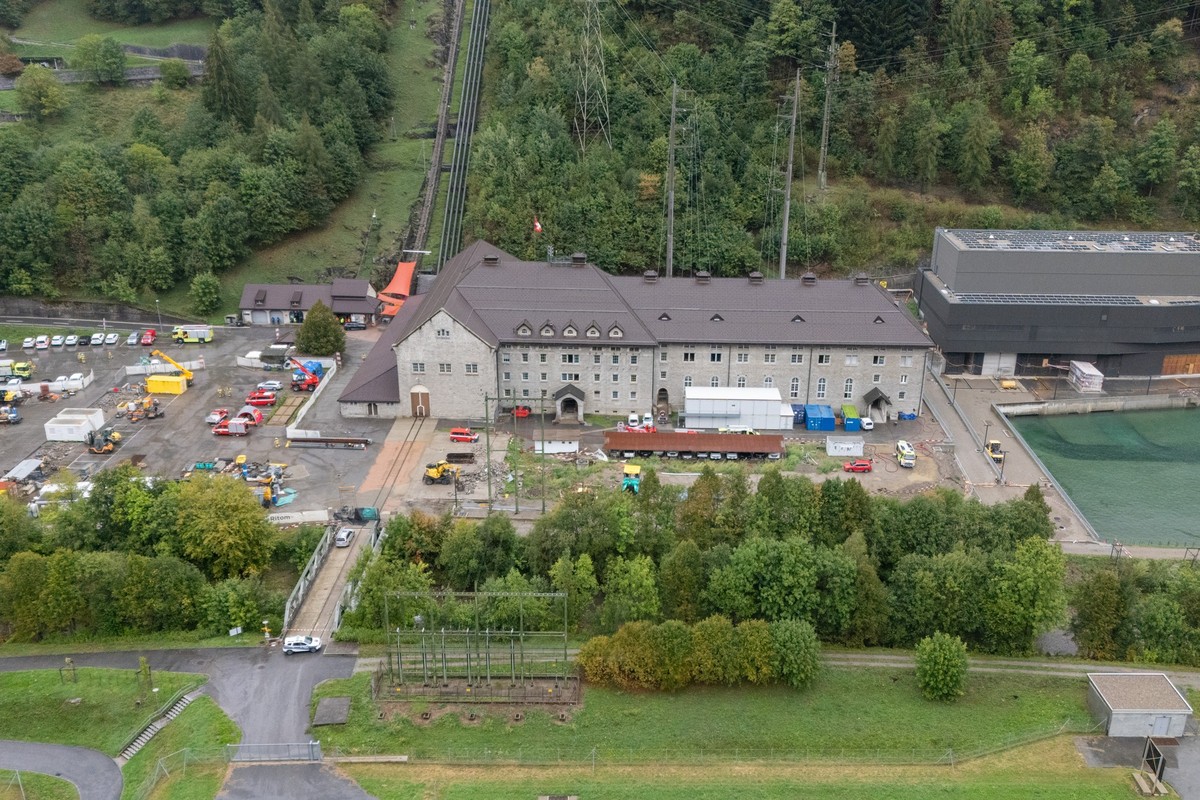 Rescue workers and police officers have arrived at the scene of the explosion at the Ritom Hydroelectric Power Station. The incident occurred this morning, for reasons that have not yet been establish ...