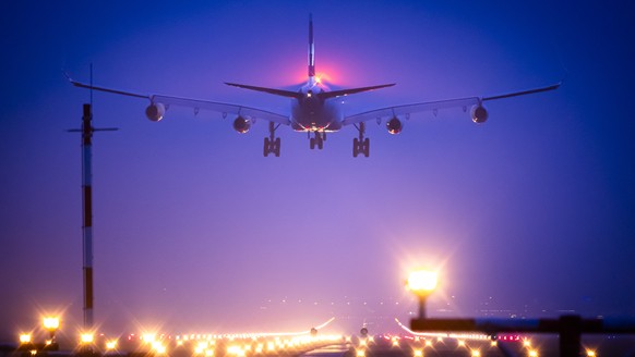 Ein Flugzeug im Landeanflug auf den Flughafen Zuerich, aufgenommen am Freitag, 2. Februar 2024 in Zuerich Kloten. Die Stimmberechtigten des Kantons Zuerich entscheiden am 3. Maerz ueber die Pistenverl ...