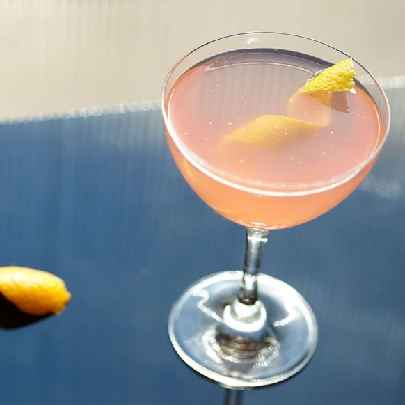 https://uk.thebar.com/recipe/pink-gin pink gin cocktail angostura