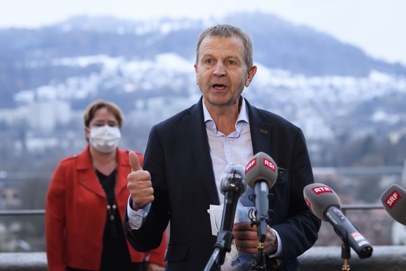 Nationalrat Erich von Siebenthal, SVP-BE, rechts, spricht an der Seite von Nationalraetin Magdalena Martullo-Blocher, SVP-GR, waehrend einem Point de presse von einigen buergerlichen Parlamentariern.  ...