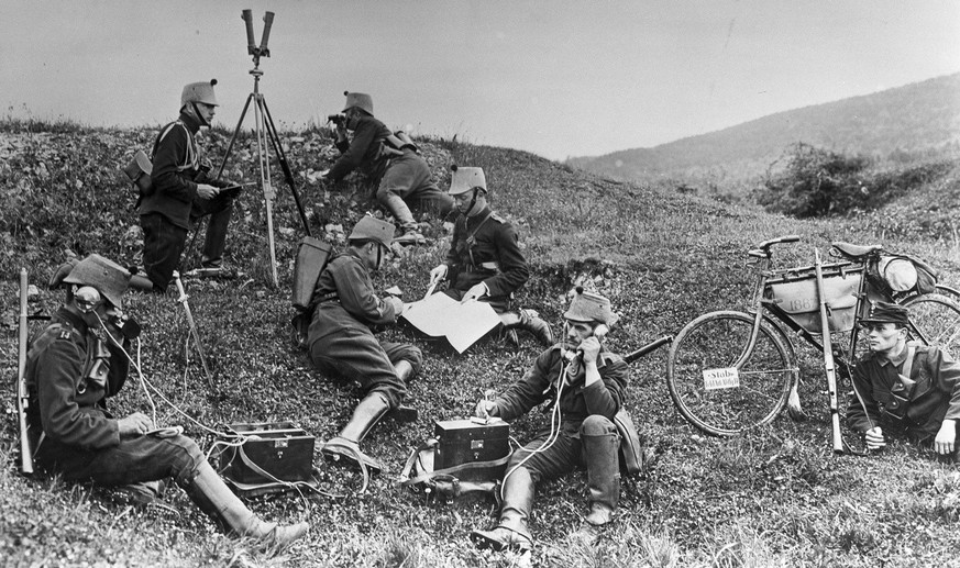 The command of a field artillery unit during the Swiss Army&#039;s deployment to the border near Courtemontruy in the Canton of Jura during World War I, undated image taken in the years of war between ...