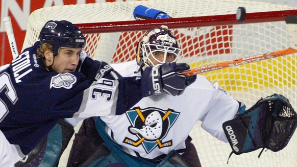 Anaheim Mighty Ducks&#039; goaltender Martin Gerber keeps his eyes on the puck as Edmonton Oilers&#039; Jarret Stoll, left, tries to knock it out of the air, during first-period NHL action in Edmonton ...