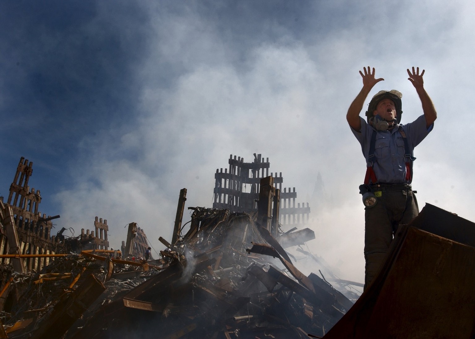 A New York City fireman calls for 10 more rescue workers to make their way into the rubble of the World Trade Center, Saturday September 15, 2001. (KEYSTONE/AP Photos/U.S. Navy/Preston Keres)