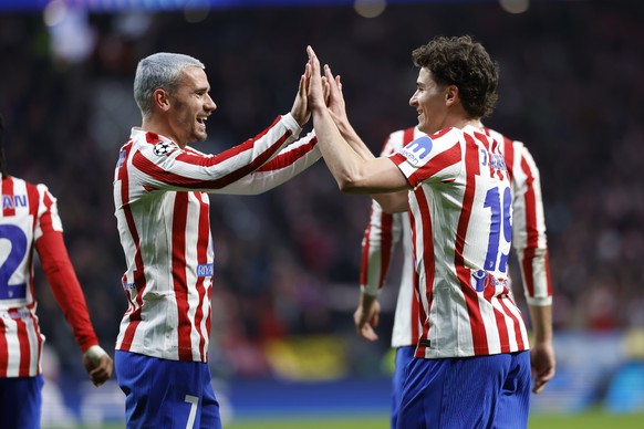 epa12810222 Atletico Madrid player Julian Alvarez (R) celebrates with Antoine Griezmann after scoring the 5-1 goal during the UEFA Champions League round-of-16 first leg soccer match between Atletico  ...