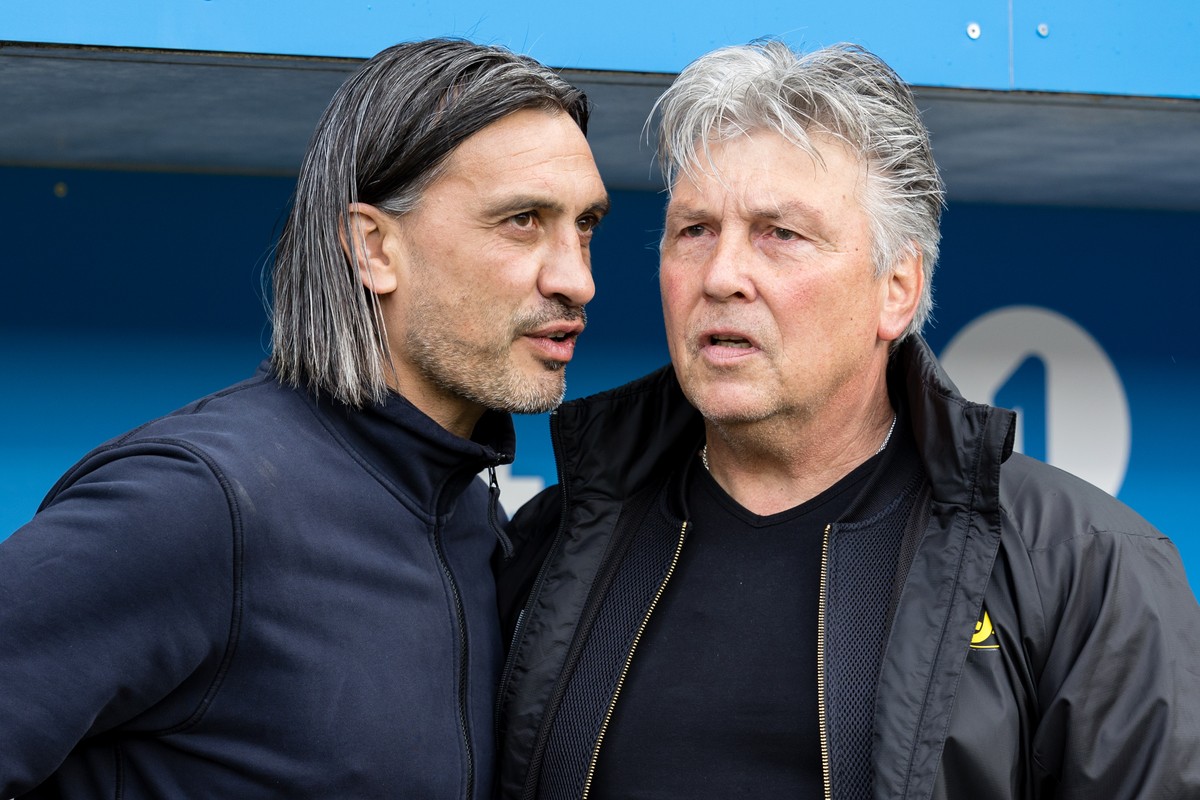 FC Schaffhausens Assistenztrainer Hakan Yakin, links, und Trainer Martin Andermatt waehrend dem Fussball Barrage-Rueckspiel der Super / Challenge League am Sonntag, 29. Mai 2022 in der Swissporarena i ...