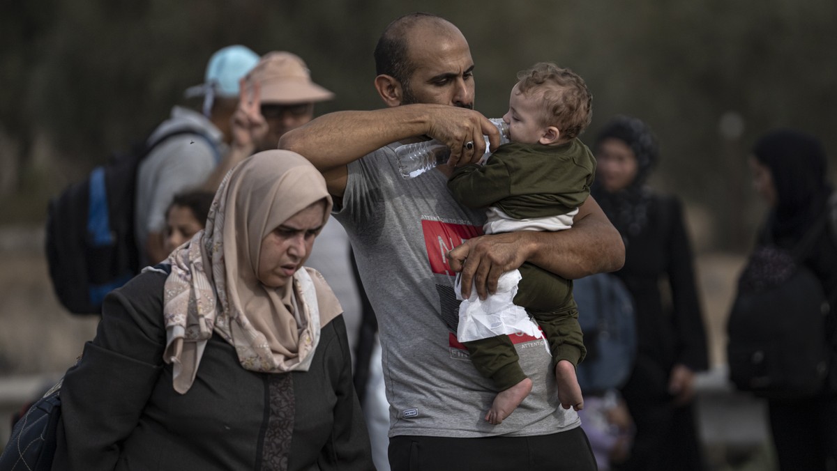 Palestinians flee to the southern Gaza Strip on Salah al-Din Street in Bureij, Gaza Strip, Saturday, Nov. 11, 2023. (AP Photo/Fatima Shbair)