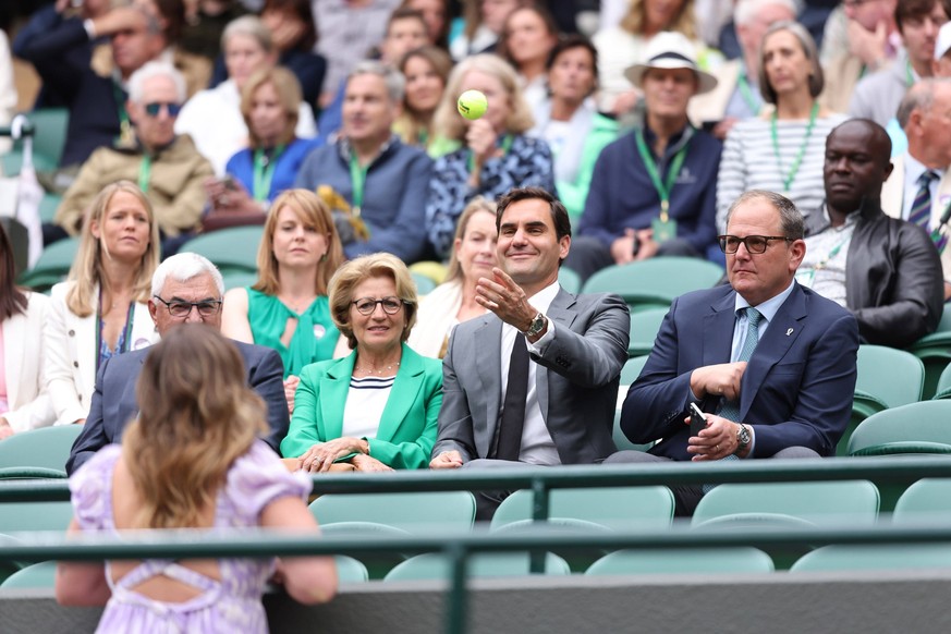 Roger Federer Sui and his parents and manager Tony Godsick TENNIS : Wimbledon 2024 - 06/07/2024 AntoineCouvercelle/Panoramic PUBLICATIONxNOTxINxFRAxBEL