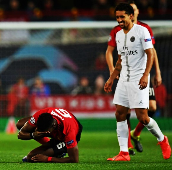 Pogba liegt benommen am Boden, Marquinhos kann da nur lachen.