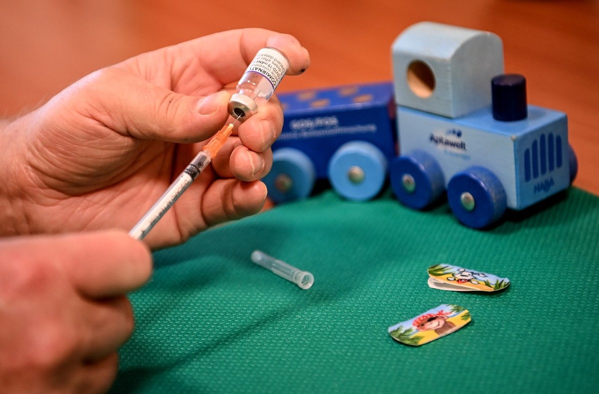 16.12.2021, Brandenburg, Erkner: Ein Kinder- und Jugendarzt zieht den Kinderimpfstoff von BioNTech/Pfizer in eine Spritze auf. Foto: Britta Pedersen/dpa-Zentralbild/dpa +++ dpa-Bildfunk +++ (KEYSTONE/ ...