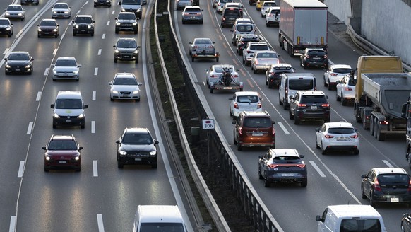 Ein Stau auf der Autobahn A1 vor Wallisellen in Richtung Zuerich, aufgenommen waehrend des Abendverkehrs am Dienstag, 6. Februar 2024 in Wallisellen. (KEYSTONE/Gaetan Bally)