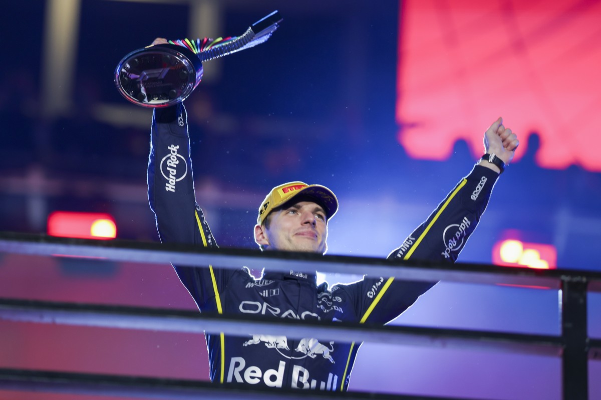KEYPIX - epa12543701 Race winner Red Bull Racing driver Max Verstappen of Netherlands following the Formula One Las Vegas Grand Prix on the Las Vegas Strip Circuit, in Las Vegas, Nevada, USA, 22 Novem ...