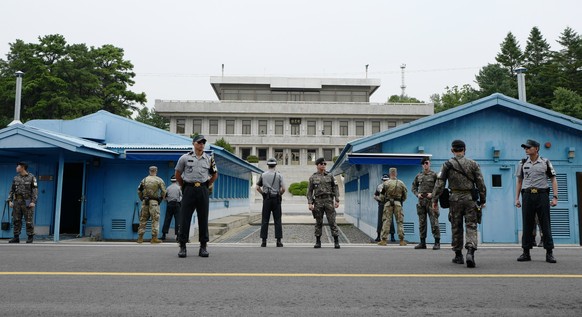 epa06413305 (FILE) - South Korean soldiers stand guard at the Joint Security Area in the border village Panmunjom, South Korea, 27 July 2017 (reissued 02 January 2018). South Korea has proposed to hol ...