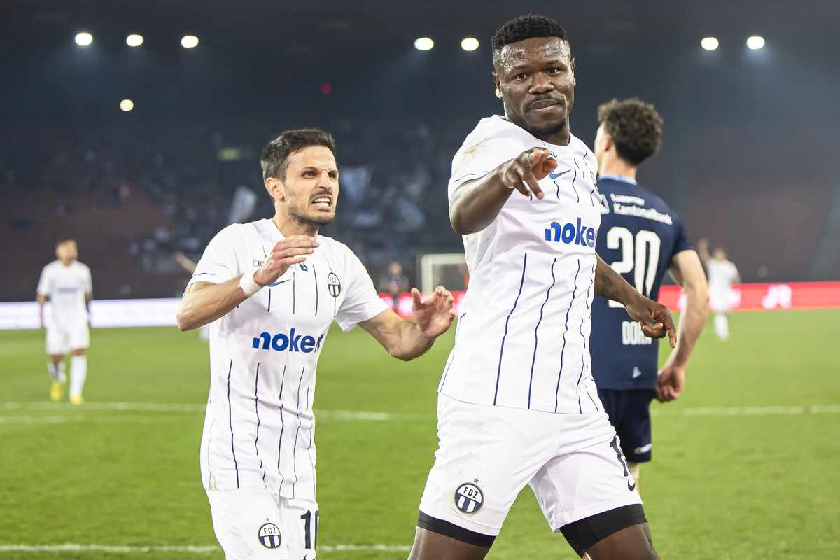 FC Zuerichs Aiyegun Tosin, rechts jubelt mit Antonio Marchesano nach seinem zweiten Treffer im Fussball Meisterschaftsspiel der Super League zwischen dem FC Zuerich und dem FC Luzern am Samstag, 18. M ...