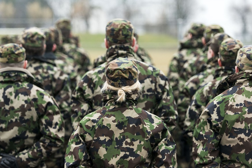 ZUR ARMEEBOTSCHAFT 2018, STELLEN WIR IHNEN HEUTE, 20. MAERZ 2018, FOLGENDES BILDMATERIAL ZUR VERFUEGUNG - Morgens beim Antrittsverlesen wird die Schweizer Flagge gehisst, in Achtungstellug gestanden u ...