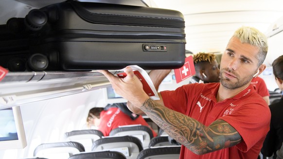 ARCHIVBILD ZUR MELDUNG, DASS LARA GUT UND VALON BEHRAMI GEHEIRATET HABEN --- Switzerland&#039;s soccer player Valon Behrami boards the plane on the eve of an international friendly soccer match betwee ...