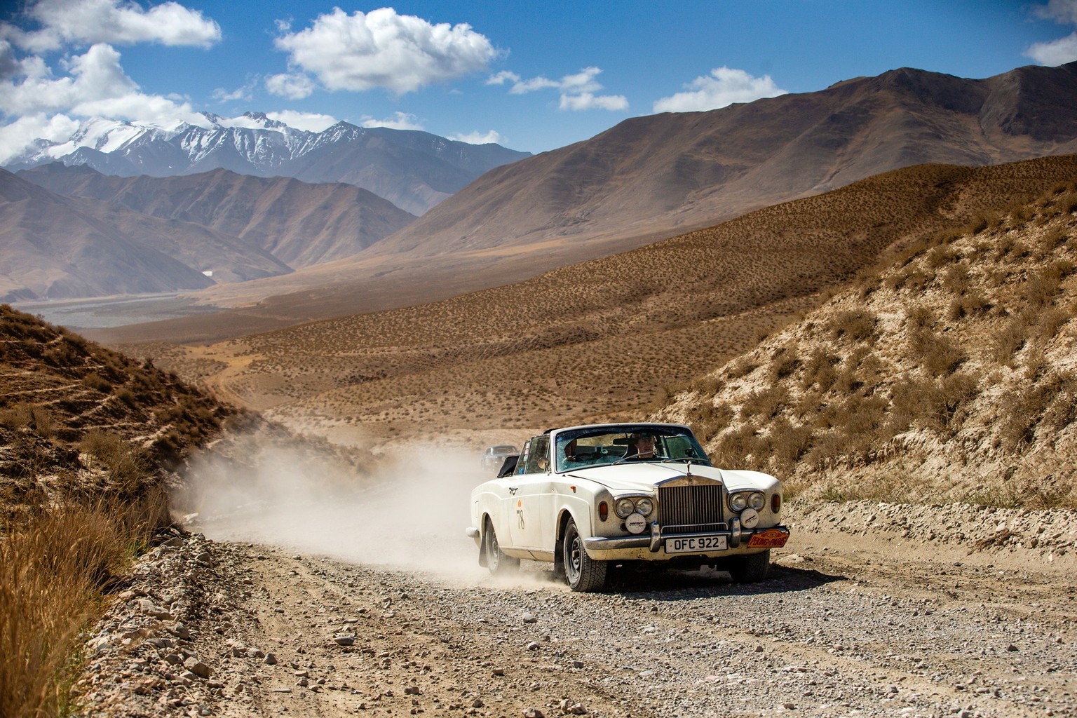 Im 1968er Rolls-Royce Cabrio von Beijing nach Paris 
Nigel Keen am 2024 Peking to Paris Rally. 
https://www.hero-era.com/rallies/2024/05/peking-to-paris-2024 
@Will_Broadhead_Photo
@BluePassion_Photo