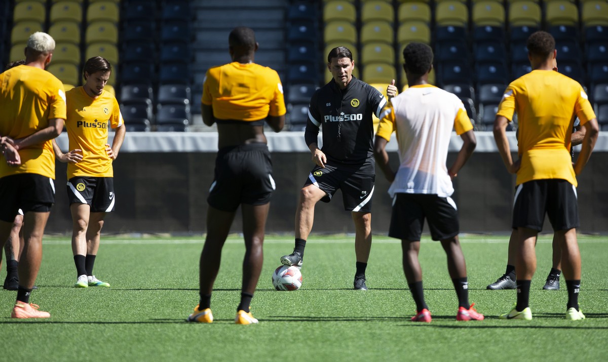 YB Trainer Gerry Seoane spricht zu seinen Spielern, im ersten Training von YB in der Saisonvorbereitung der Saison 2020/2021, am Dienstag, 18. August 2020 im Stadion Wankdorf in Bern. (KEYSTONE/Peter  ...