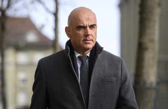 Bundesrat Alain Berset auf dem Weg zur einer Medienkonferenz des Bundesrates zur aktuellen Situation im Zusammenhang mit dem Coronavirus, am Freitag, 3. Dezember 2021, im Medienzentrum Bundeshaus in B ...