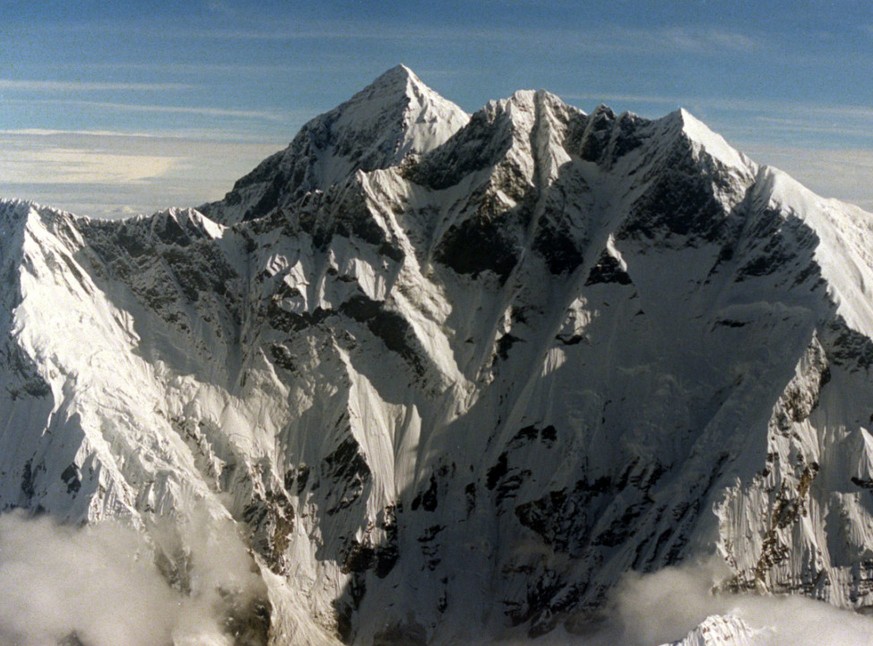 Forschende fanden winzige Teilchen aus Kunststoff einige hundert Meter unterhalb des Gipfels des Mount Everest, dem Dach der Welt. (Archivbild)