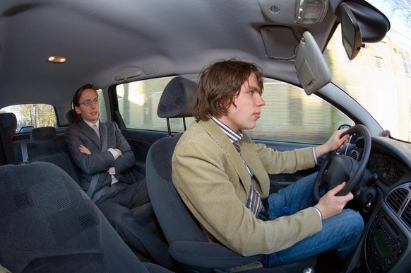 Nerviger Beifahrer Beifahrerin auto verkehr stau stress autounfall symbolbild