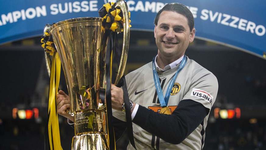 YBs Trainer Gerry Seoane mit dem Pokal, nach dem Fussball Meisterschaftsspiel der Super League zwischen den Berner Young Boys und dem FC Luzern, am Samstag, 25. Mai 2019, im Stade de Suisse in Bern. ( ...