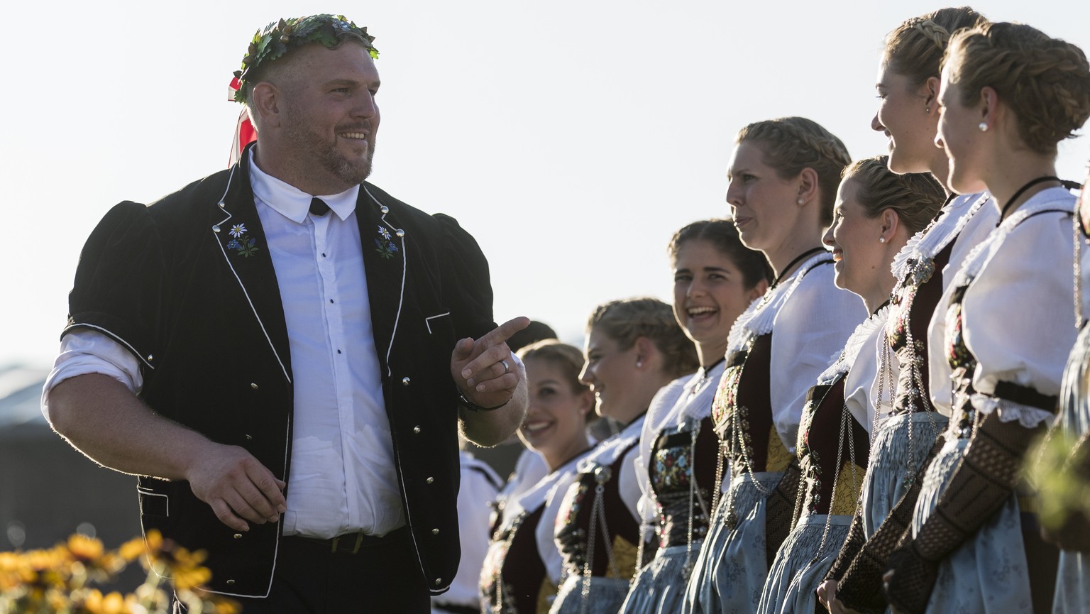 Der neue Schwingerkoenig Christian Stucki gruesst die Ehrendamen an der Schlussfeier des Eidgenoessischen Schwing- und Aelplerfests (ESAF) in Zug, am Sonntag, 25. August 2019. (KEYSTONE/Alexandra Wey)