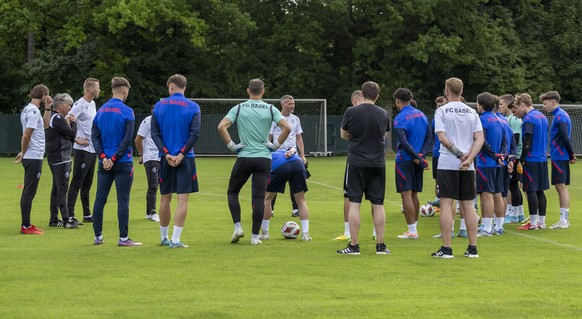 Basels neuer Cheftrainer Alex Frei, Mitte, beim Trainingsauftakt fuer die neue Saison mit der ersten Mannschaft des FC Basel 1893 in Basel, am Montag, 13. Juni 2022. (KEYSTONE/Georgios Kefalas)