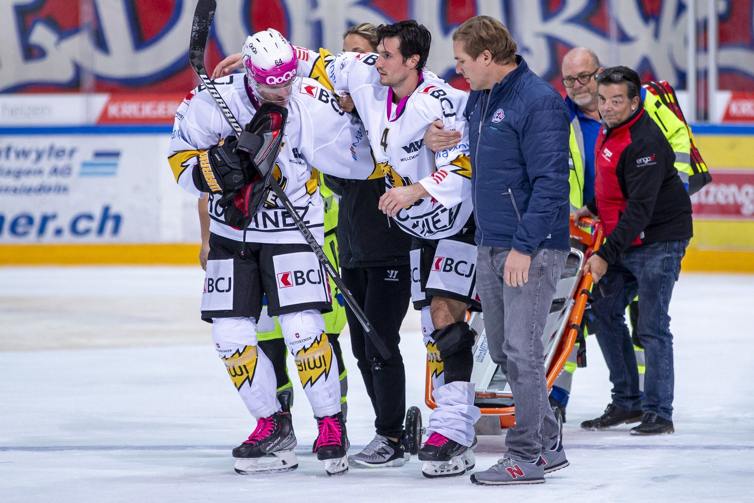 HC Ajoie Stuermer Jonathan Hazen, Mitte, wird verletzt vom Eis gefuehrt von seinem Mitspielern Daniel Eigenmann, links, und einem Arzt der SC Rapperswil-Jona Lakers, rechts, waehrend dem Eishockey-Mei ...