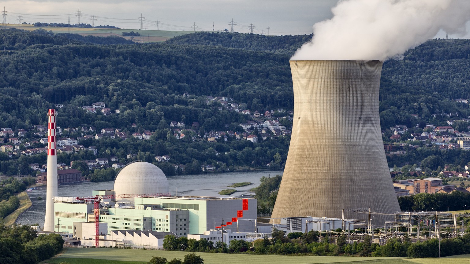 ARCHIV --- ZUR MELDUNG, DASS DAS AKW LEIBSTADT WIEDER VOM NETZ IST, STELLEN WIR IHNEN FOLGENDES BILD ZUR VERFUEGUNG --- Das Atomkraftwerk Leibstadt, aufgenommen am Samstag, 28. Mai 2011. (KEYSTONE/Ale ...